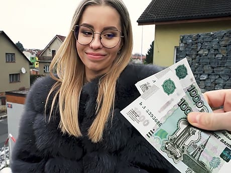 Секс от первого лица, чешская девушка сосёт член за деньги